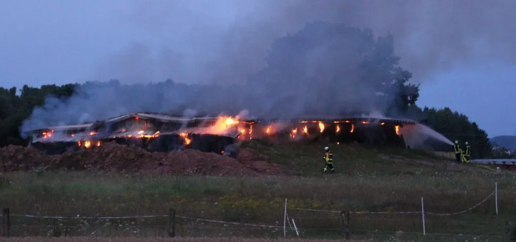 Hasselroth: Feldscheune steht in Flammen