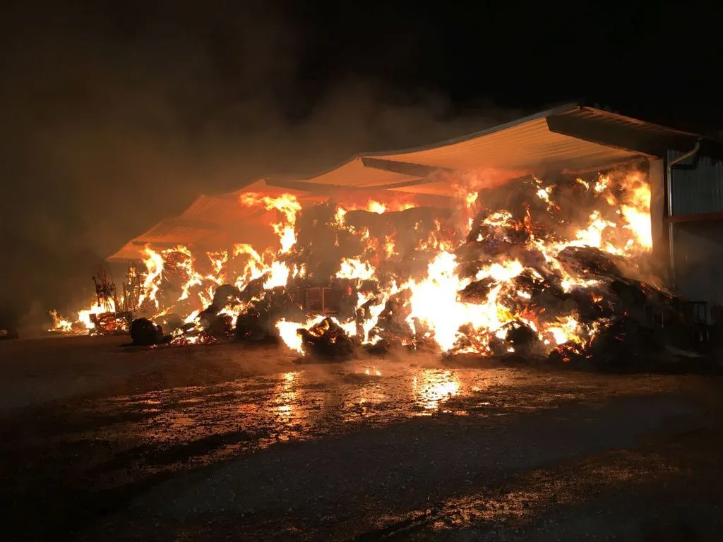 Langenselbold: 1300 Heuballen in Flammen