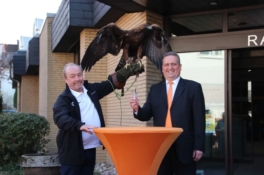 Hasselroth: Attila begrüßt neuen Bürgermeister