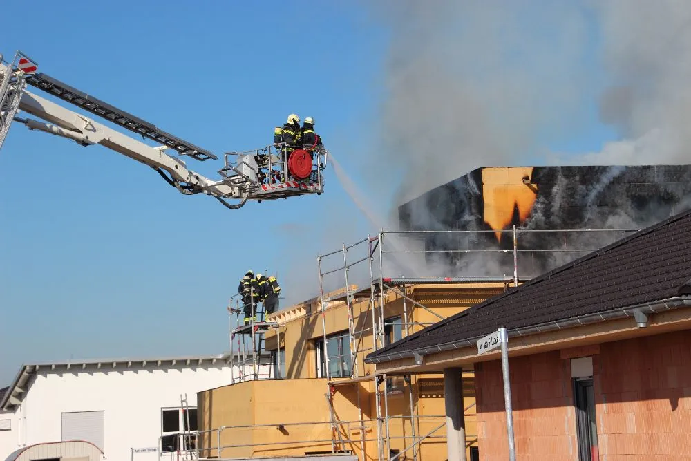 Gelnhausen: Dachstuhl von Rohbau in Flammen