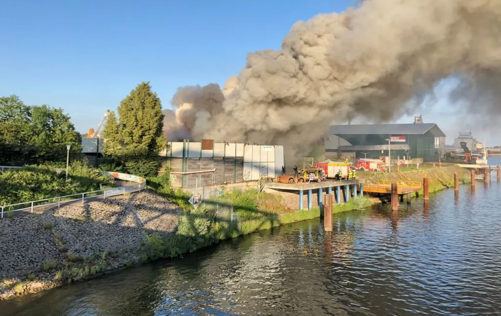 Hanau: Riesiger Schrotthaufen in Flammen