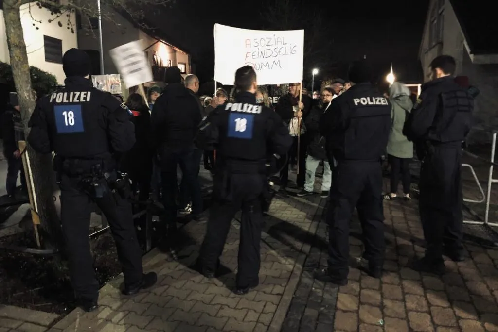 In Schöneck: Disco-Musik und Menschenkette gegen AfD