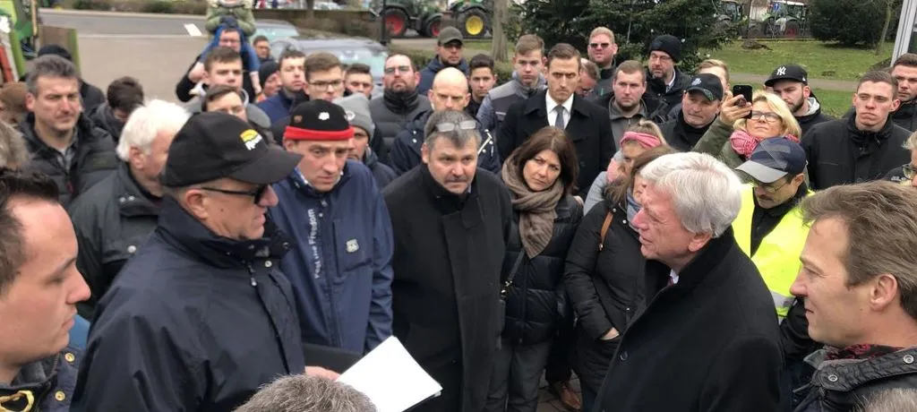 Langenselbold: Bauern-Proteste bei Bouffier-Besuch