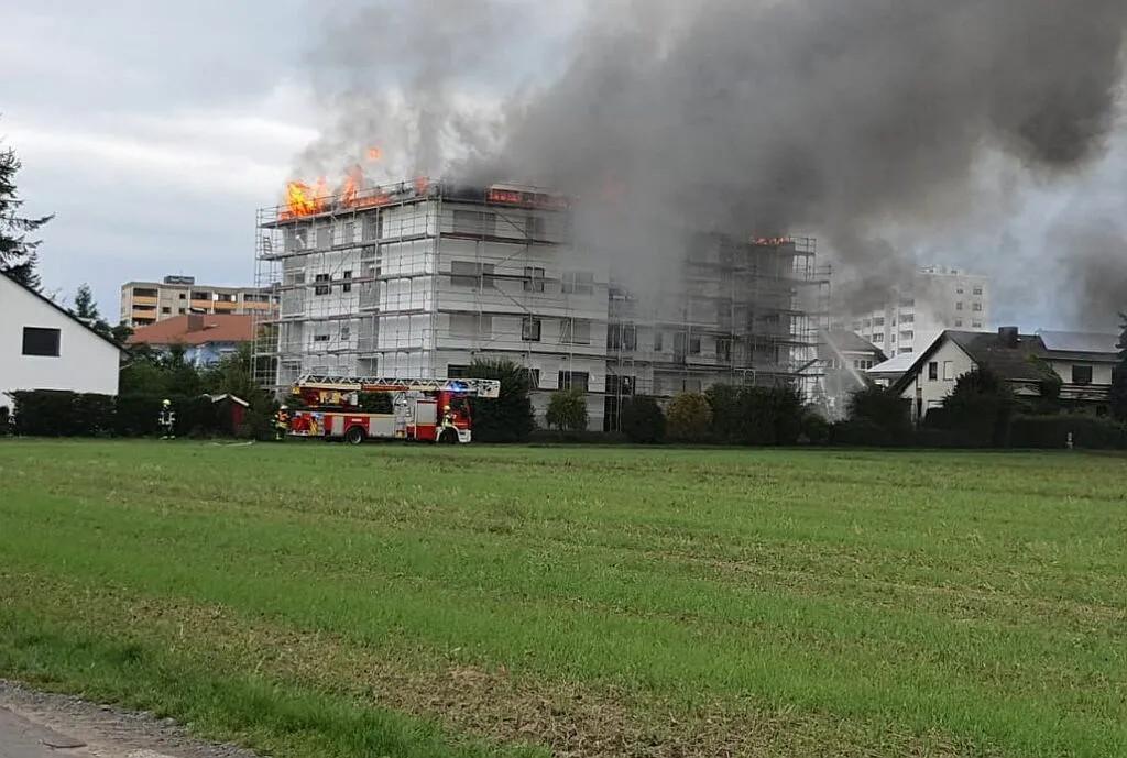 Dachstuhlbrand in Rodenbach: Sechs Verletzte und 200.000 Euro Schaden