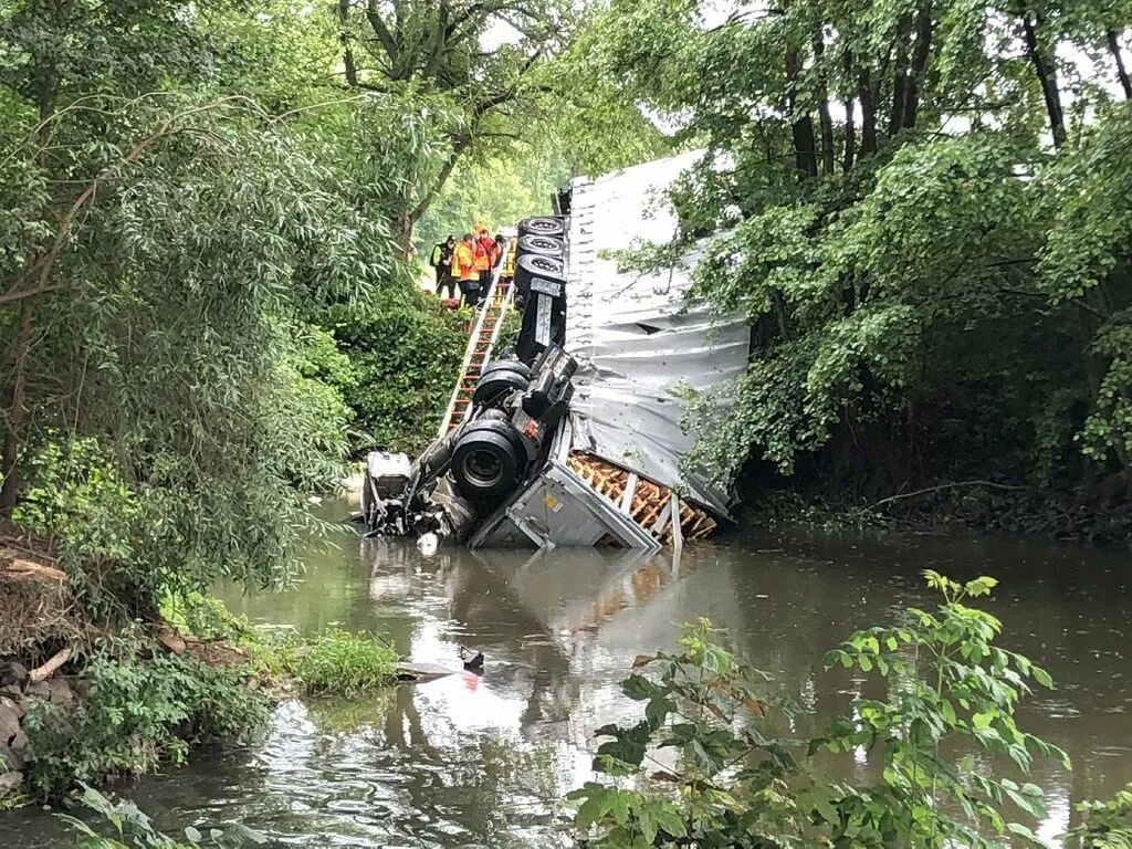 A66/Bad Soden-Salmünster: Sattelzug stürzt von Kinzigtalbrücke