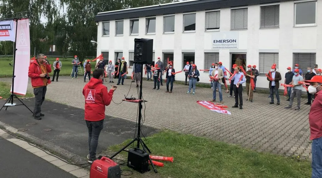 protestemersonnhlau1.jpg
