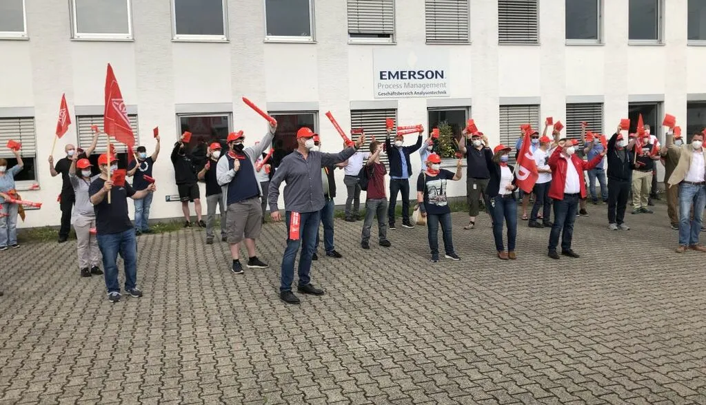 protestemersonnhlau2.jpg