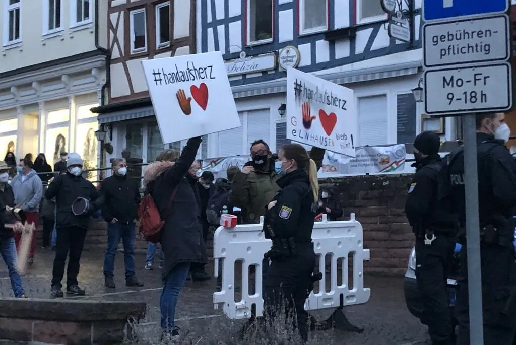 Gelnhausen: Viel Lärm gegen Querdenker-Kundgebung