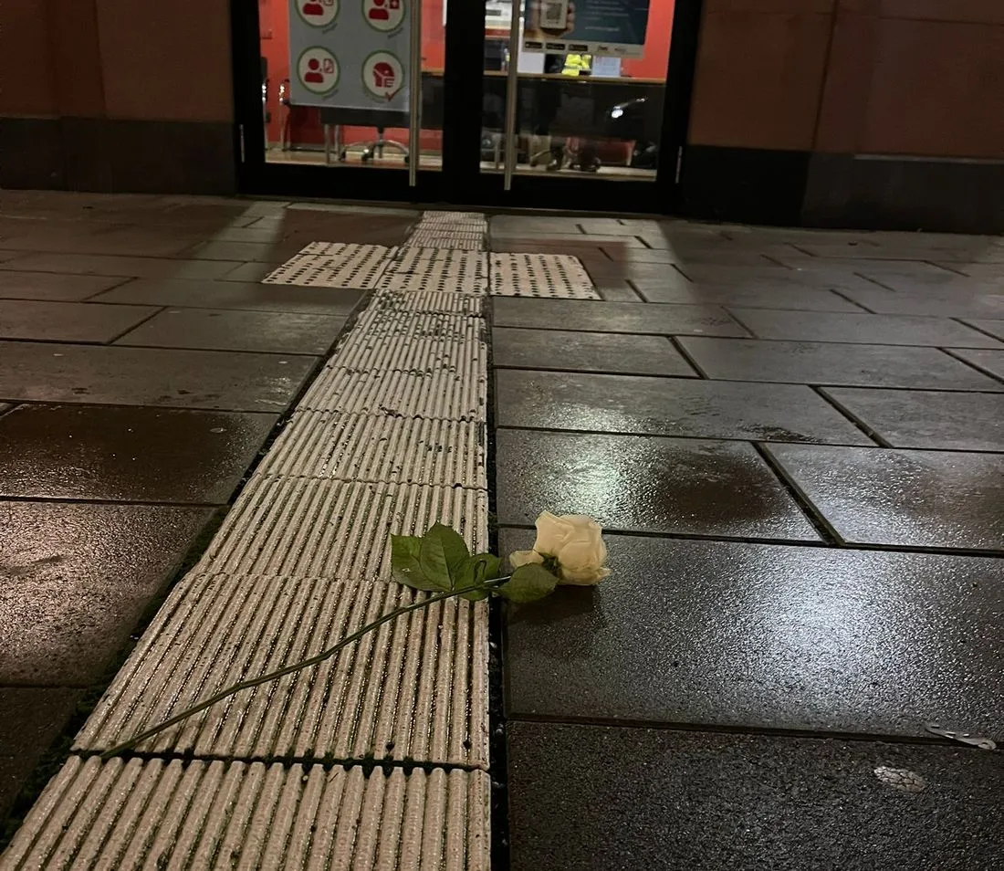 Gelnhausen: "Hand aufs Herz" legt weiße Rose vor Main-Kinzig-Forum nieder