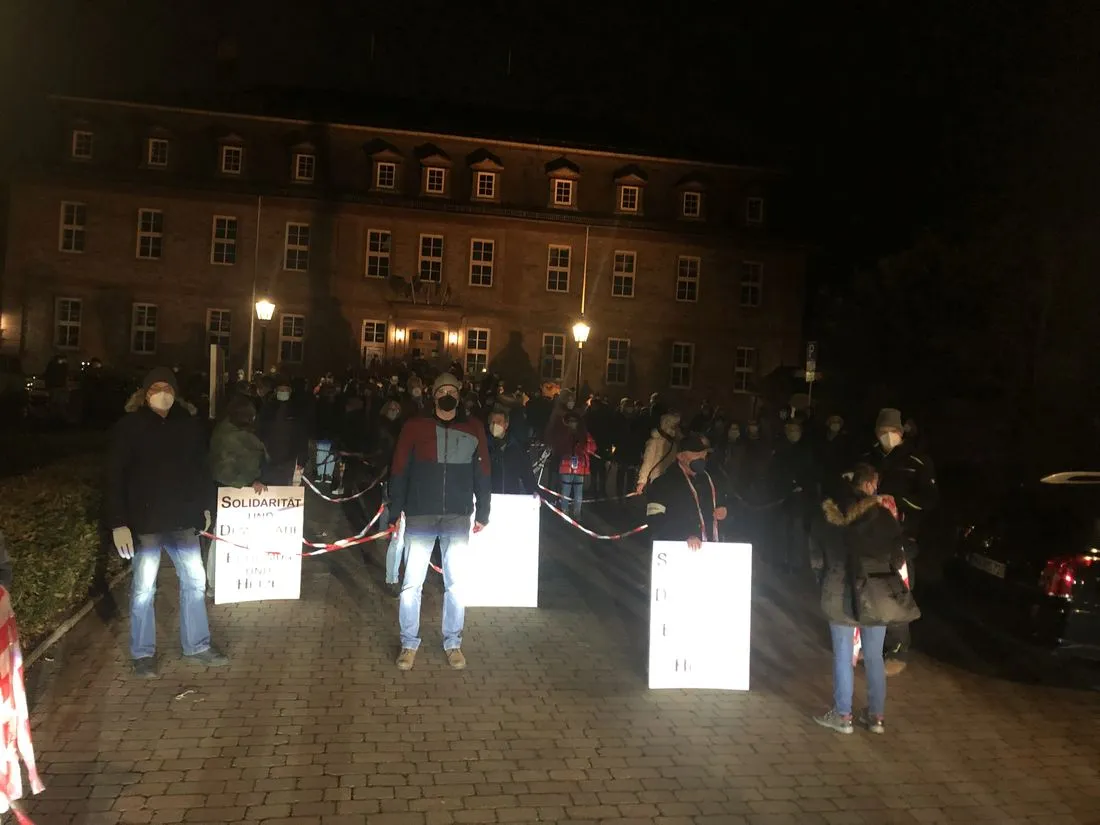 Reaktion auf "Spaziergänge": Mahnwache vor dem Langenselbolder Rathaus
