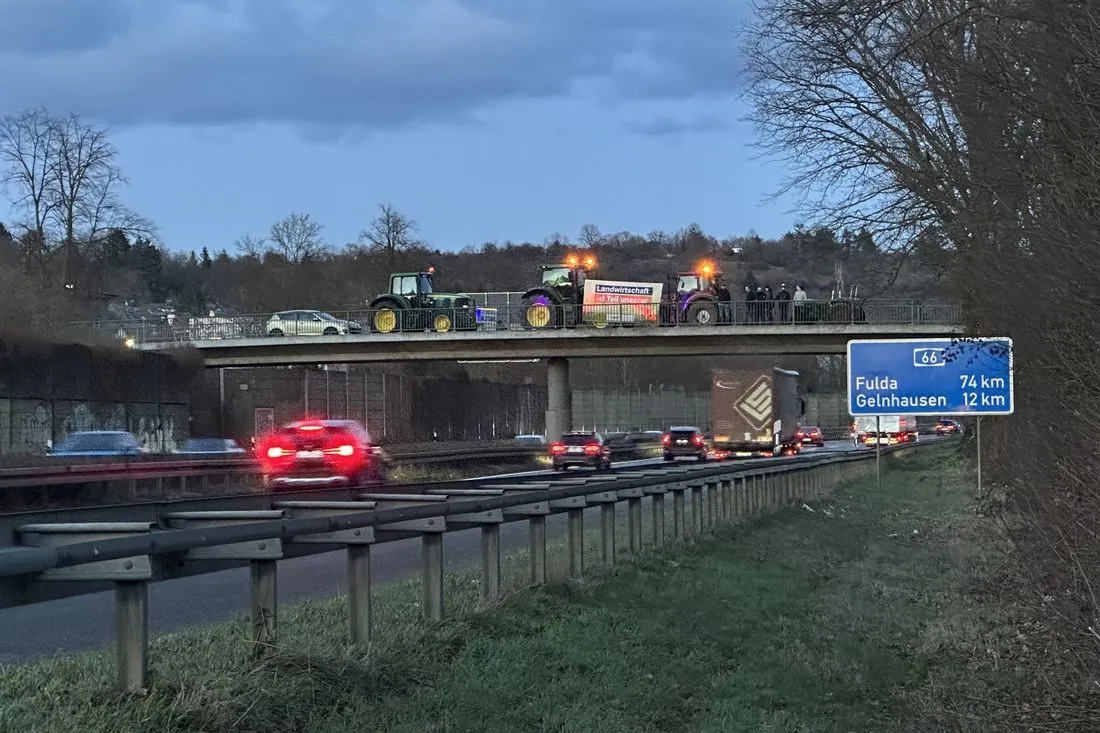Landwirte protestieren auf Autobahnbrücken