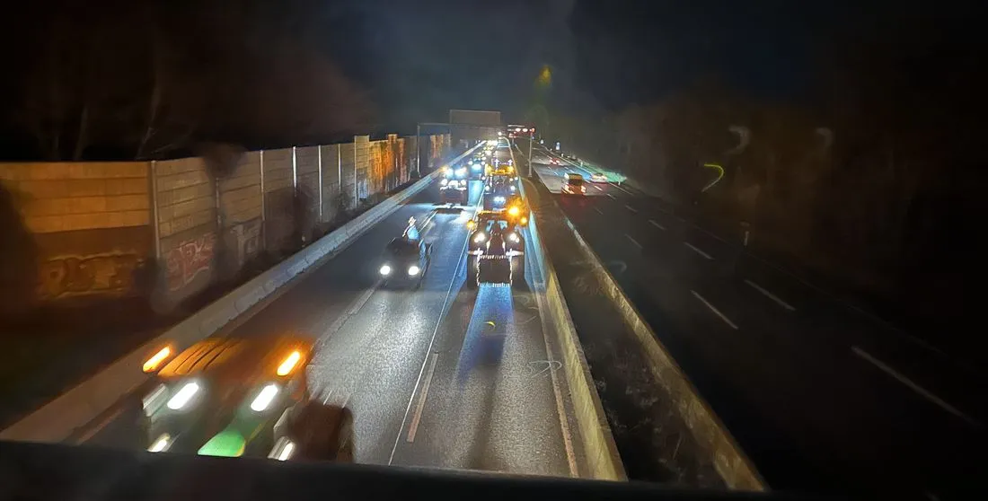 Bauern-Protest: Traktoren-Kolonne rollt über die A66 