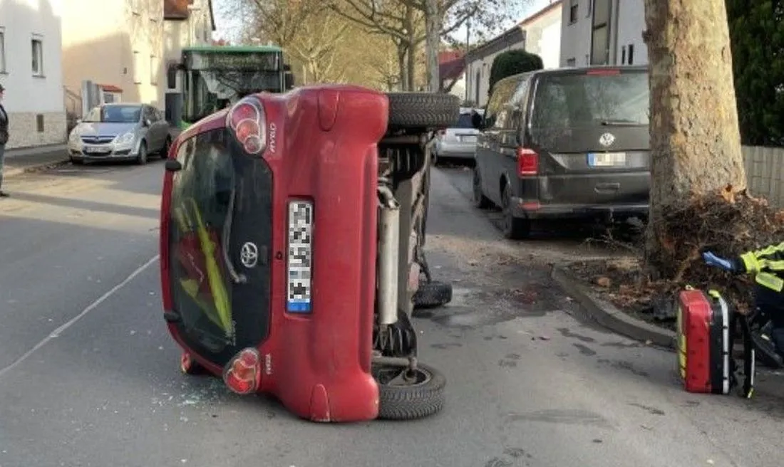 Offenbach: Pkw landet nach Unfall auf der Seite