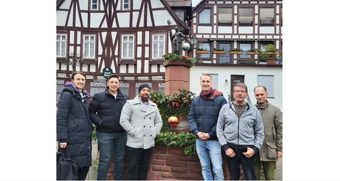 Altstadtbrunnen mit Tannengrün und Lichterkette weihnachtlich geschmückt