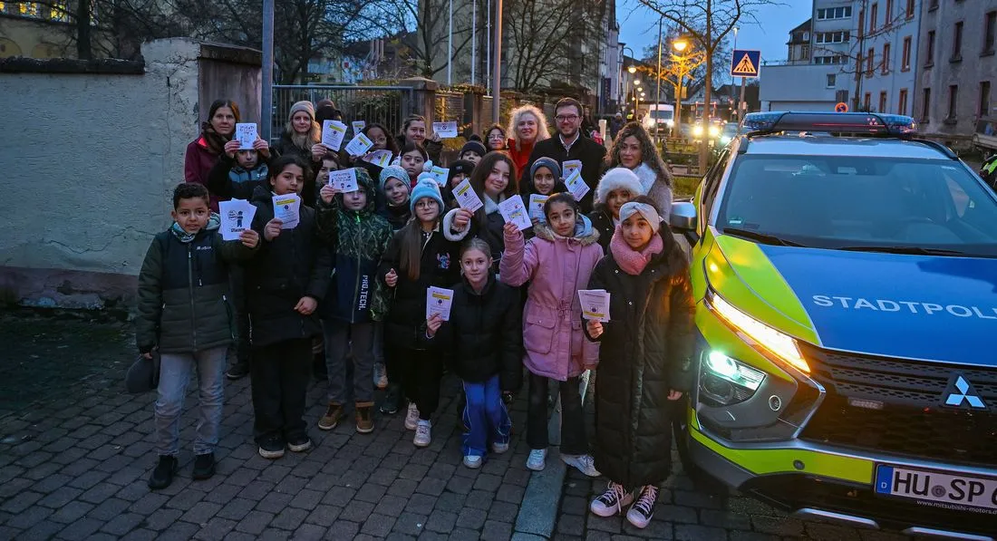 Hanauer Gebeschus-Grundschüler verteilen „Strafzettel“ an Eltern-Taxis: „Wir können auch laufen“