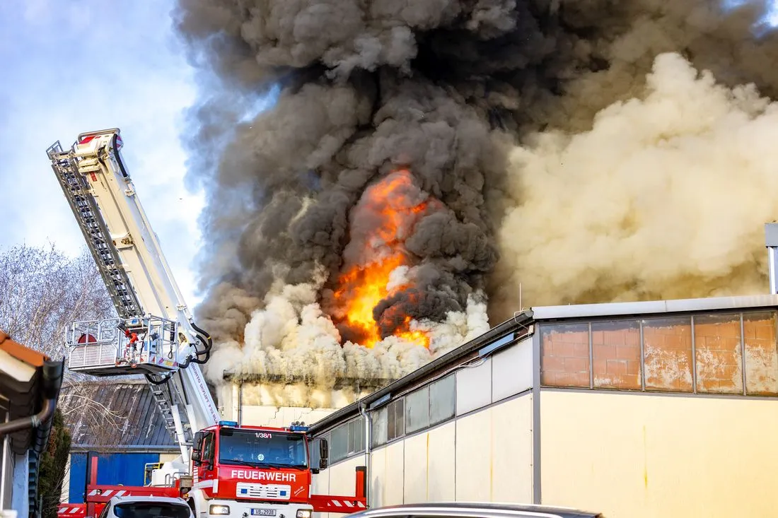 Großeinsatz in Hessen: Lagerhalle mit Grill- und Kaminanzündern brennt