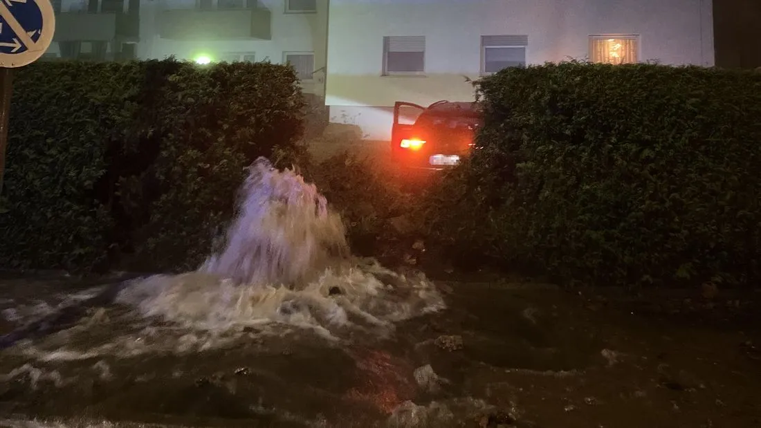 Drogenfahrt in Hanau: 18-Jähriger fährt Hydranten um