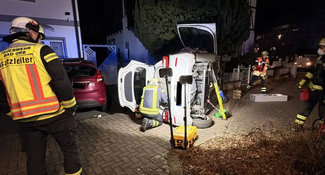 Unfall in Bad Orb: Feuerwehr befreit Fahrer