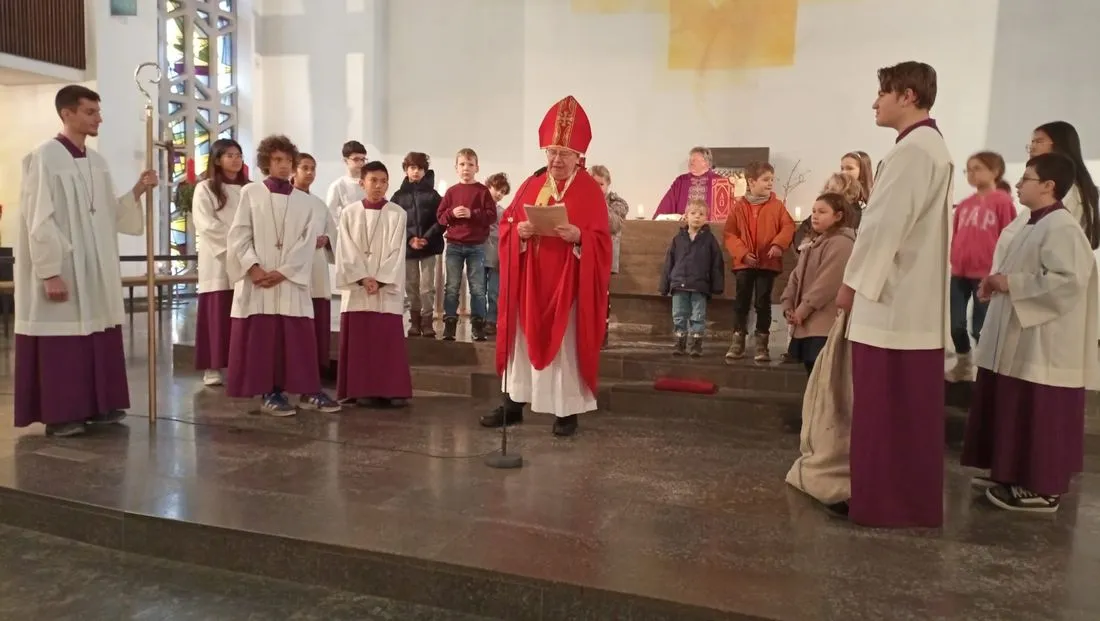 Bischof Nikolaus besucht Kinder in Kesselstadt