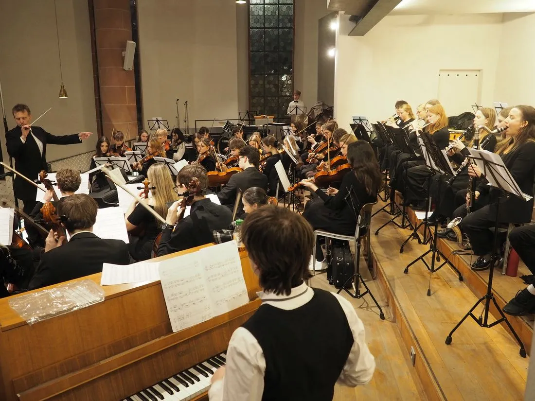 Karl-Rehbein-Schule: Weihnachtskonzert überrascht Publikum