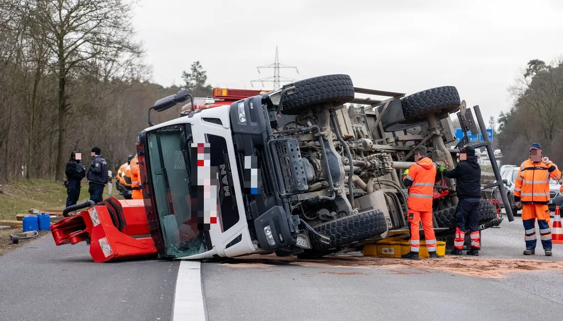 Offenbach: LKW mit Arbeitsbühne auf A661 umgekippt