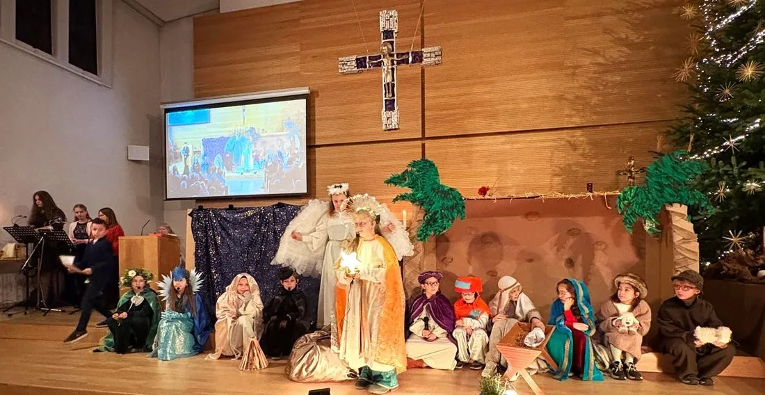 Kinder bringen die Heilige Nacht in St. Familia zum Leuchten