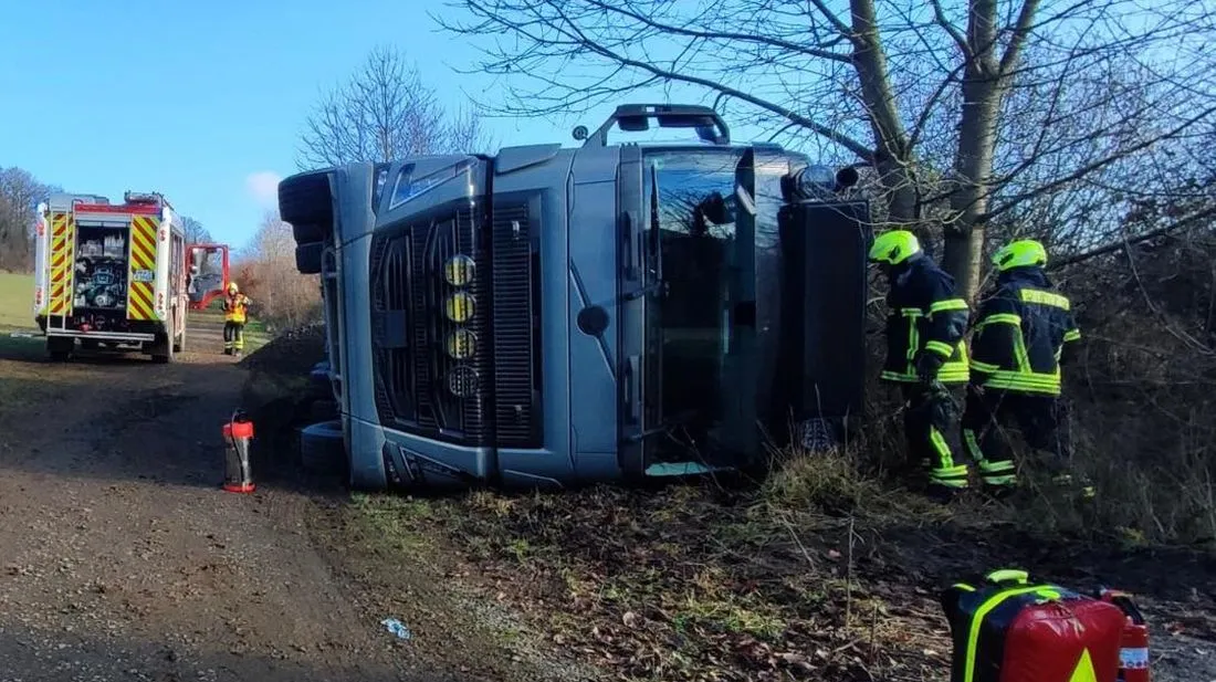 Ronneburg: Lkw kippt beim Entladen von Schotter um