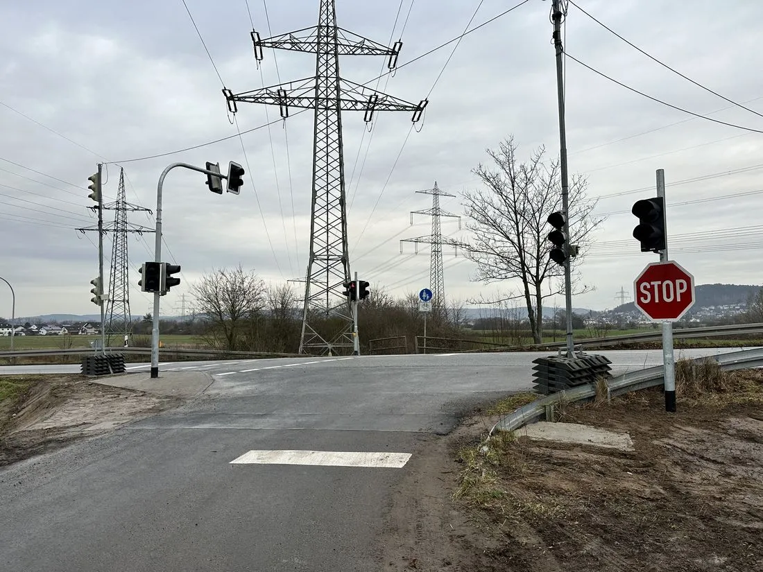 Hasselroth: Modernisierte Ampel in Niedermittlau in Betrieb