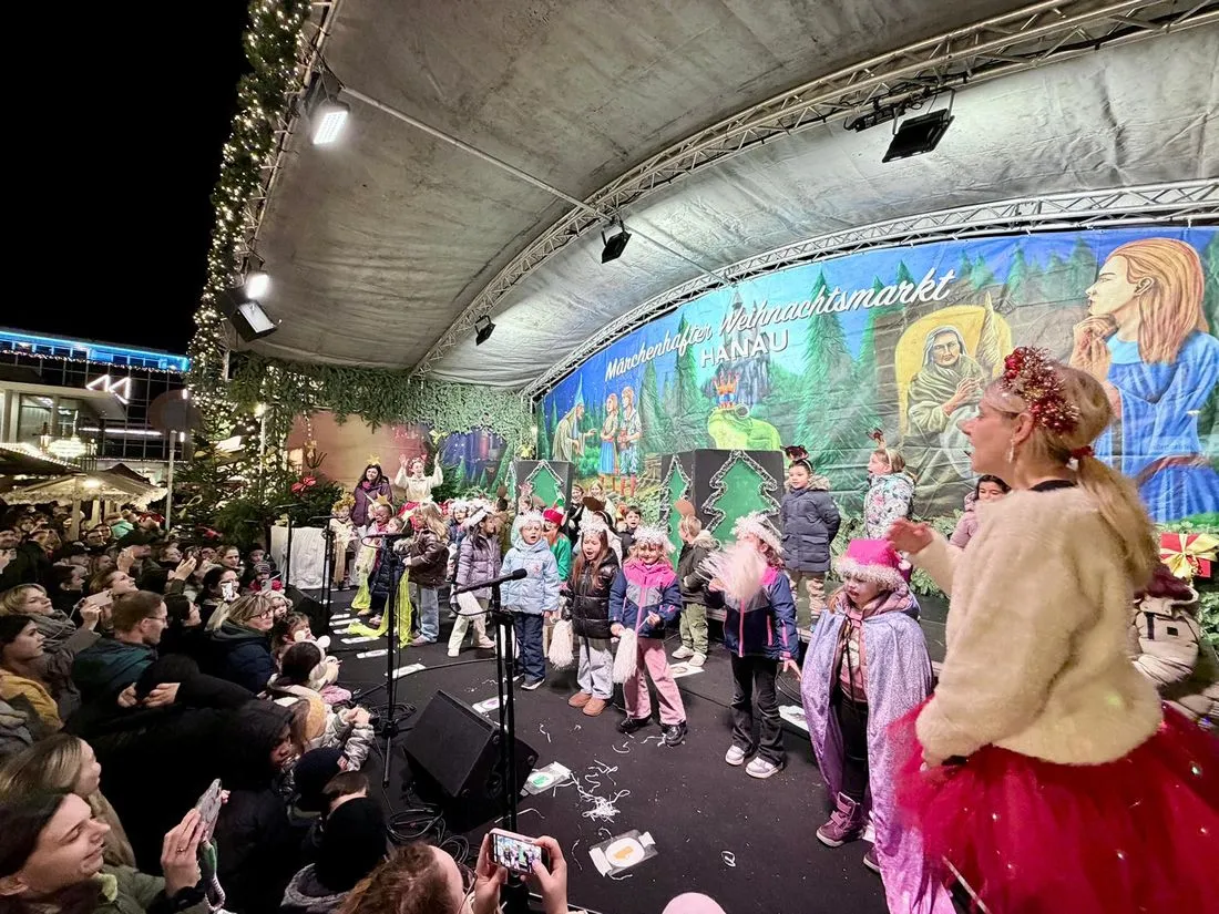 Theaterstück „Der Stern hinter den Wolken“ auf Hanauer Weihnachtsmarkt