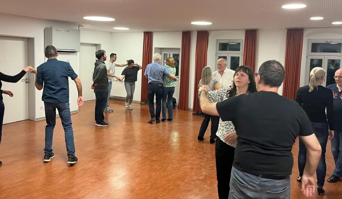 Discofox-Gruppen des TanzSportClubs BB feiern neuen Trainingsort
