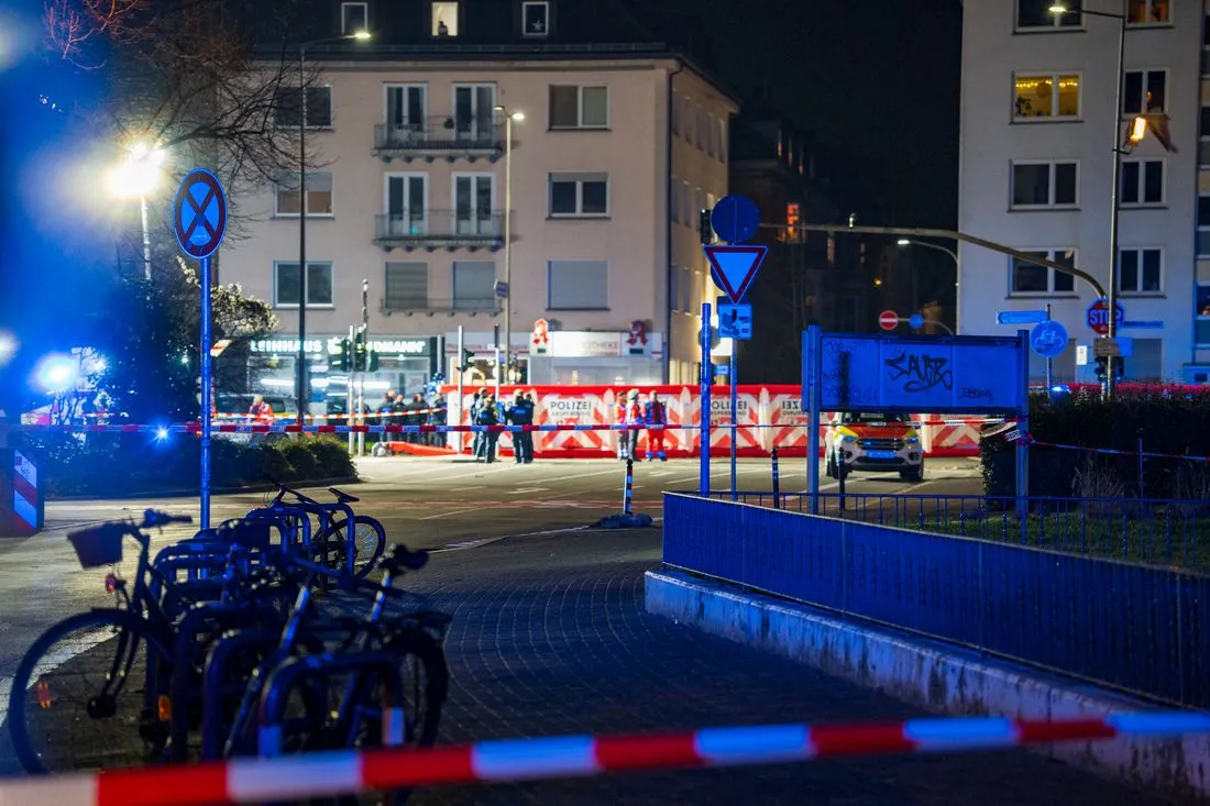 Mehrere Verletzte: Pkw fährt in Gießen in Bushaltestelle