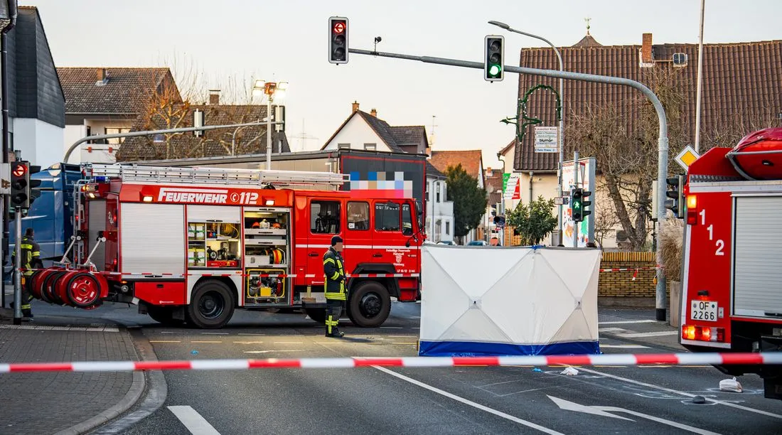 Hainburg: 59-jähriger Fußgänger nach Kollision mit Sattelzug verstorben
