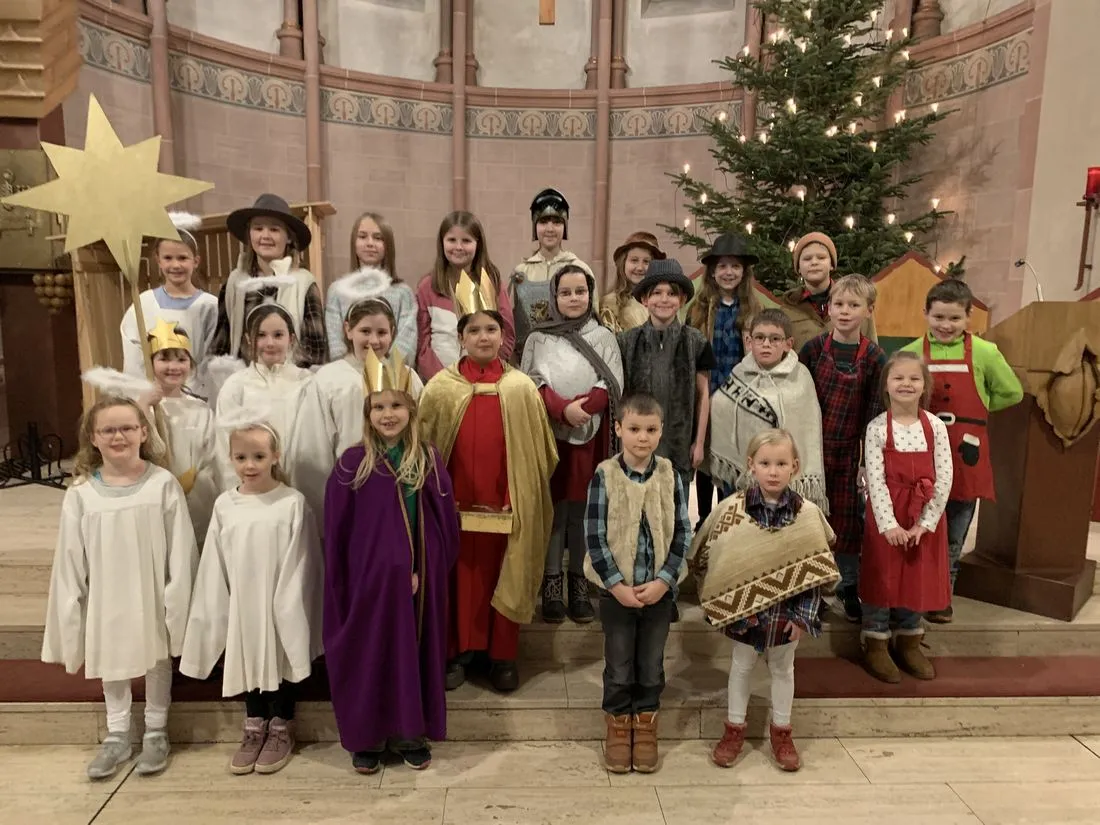 Krippenspiel mit 24 Kindern begeistert volle Kirche