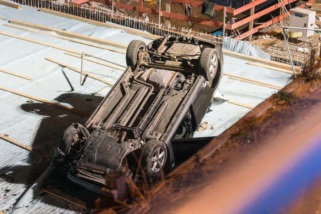 Hessen: Fahrzeug landet in Langen in Baugrube