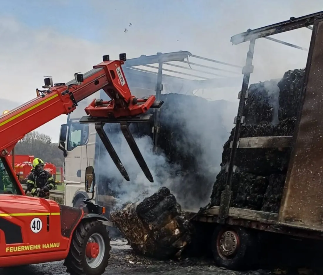Eilmeldung: A66 nach LKW-Brand zwischen Langenselbold und Gründau gesperrt