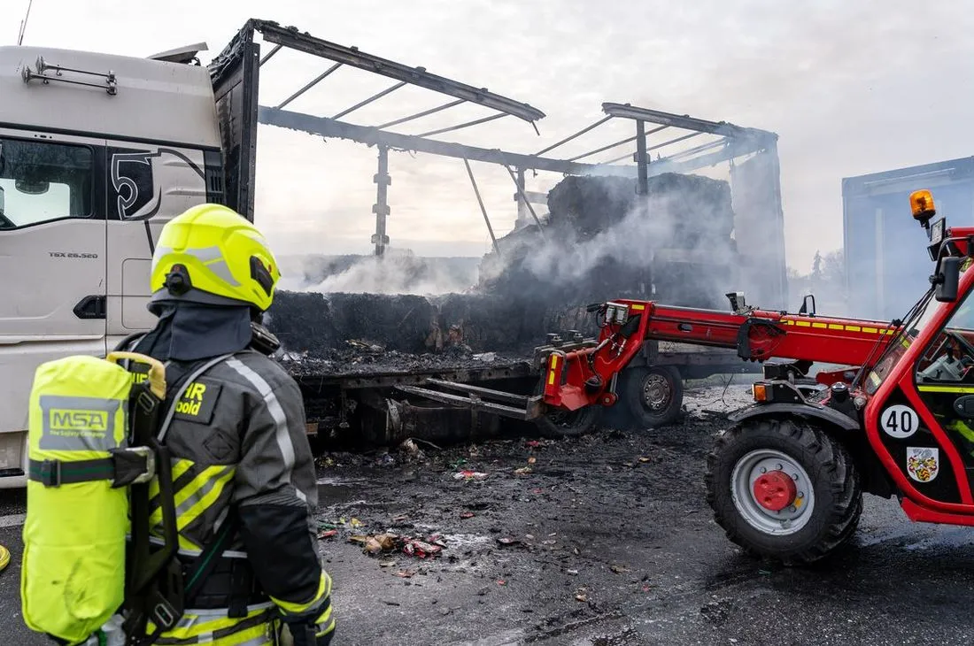 A66/Langenselbold: BMW flüchtet nach Unfall während Lkw-Brand