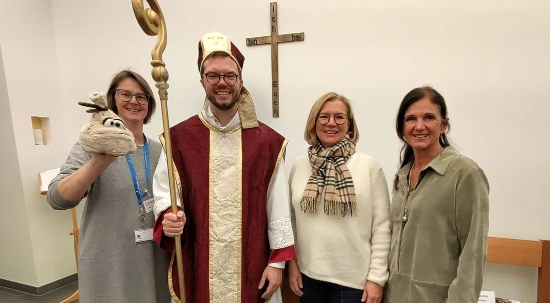 Nikolaus besucht die Kinderstationen im Klinikum Hanau