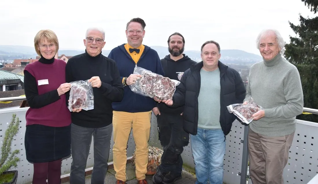 Philipp Buchenau und Rainer Christ spenden Reh für Hospiz