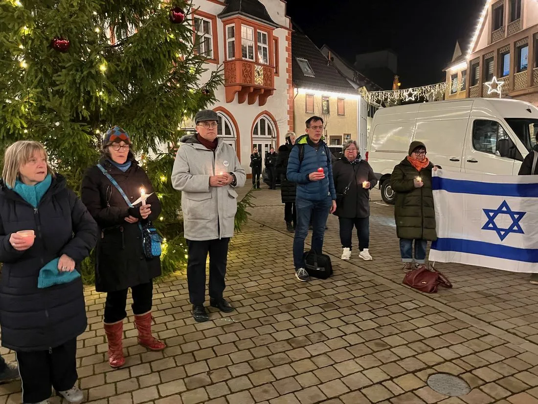 Schweigekreis in Nidderau im Gedenken an Terrorangriff-Opfer