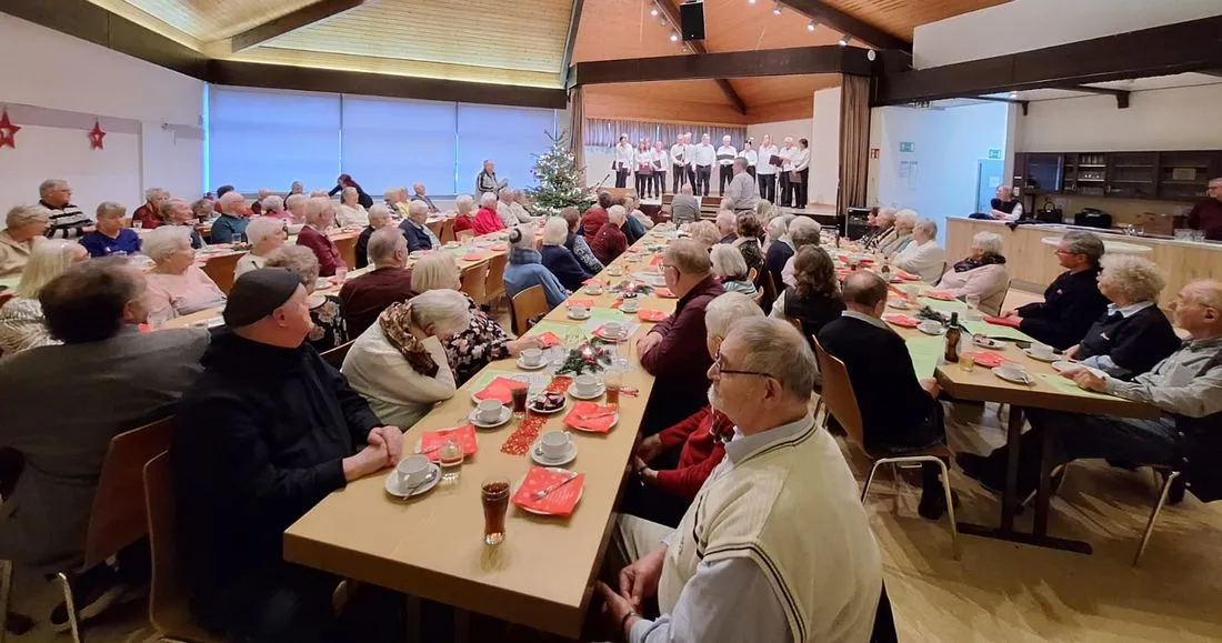 Gemeinsames Weihnachtsliedersingen beim Seniorenadvent