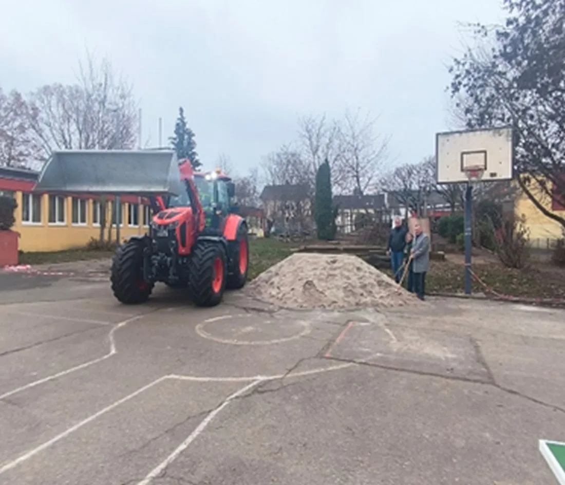 Gemeinde spendet fünf Kubikmeter Spielsand an Struwwelpeterschule
