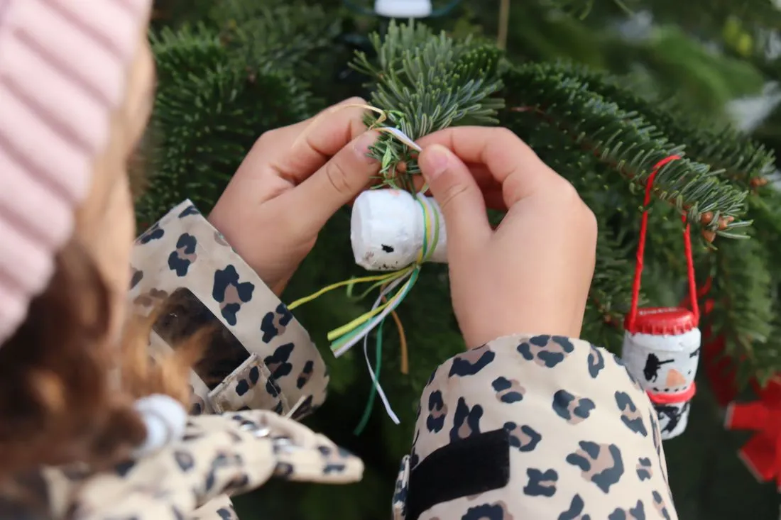 Weihnachtsbaum am Rathaus mit Upcycling-Schmuck dekoriert