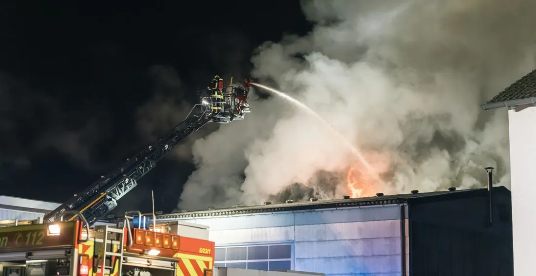 Mainhausen: Ein Toter und Millionenschaden bei Brand in Gewerbebetrieb