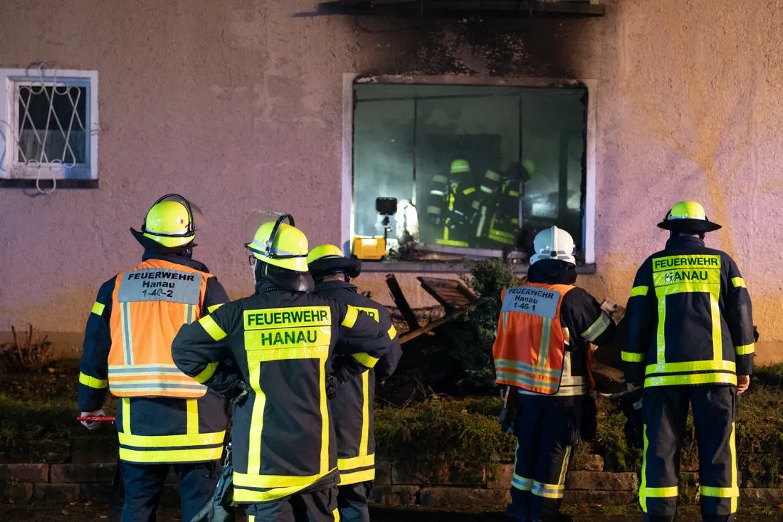 Ein Verletzter: Wohnung in Hanau brennt komplett aus