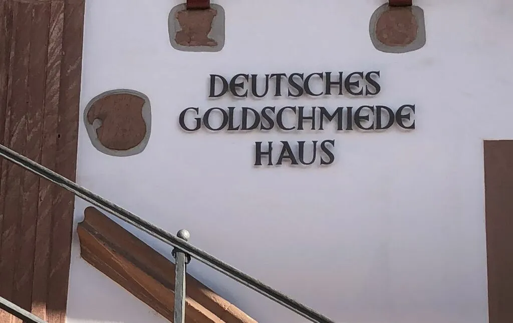 Goldschmiedehaus mit der Taschenlampe erkunden