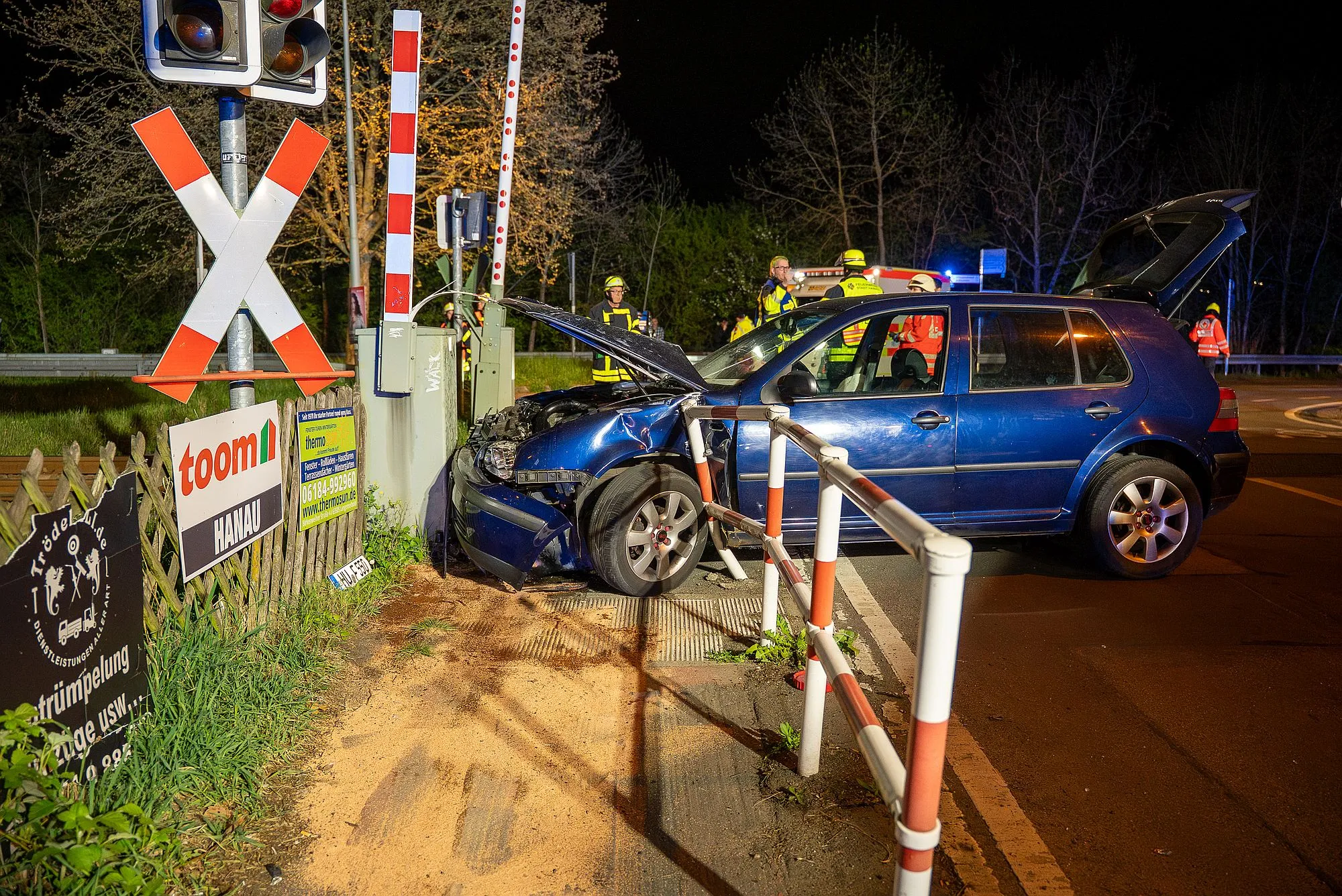 Hanau: Kollision zwischen Zug und Auto an Bahnübergang