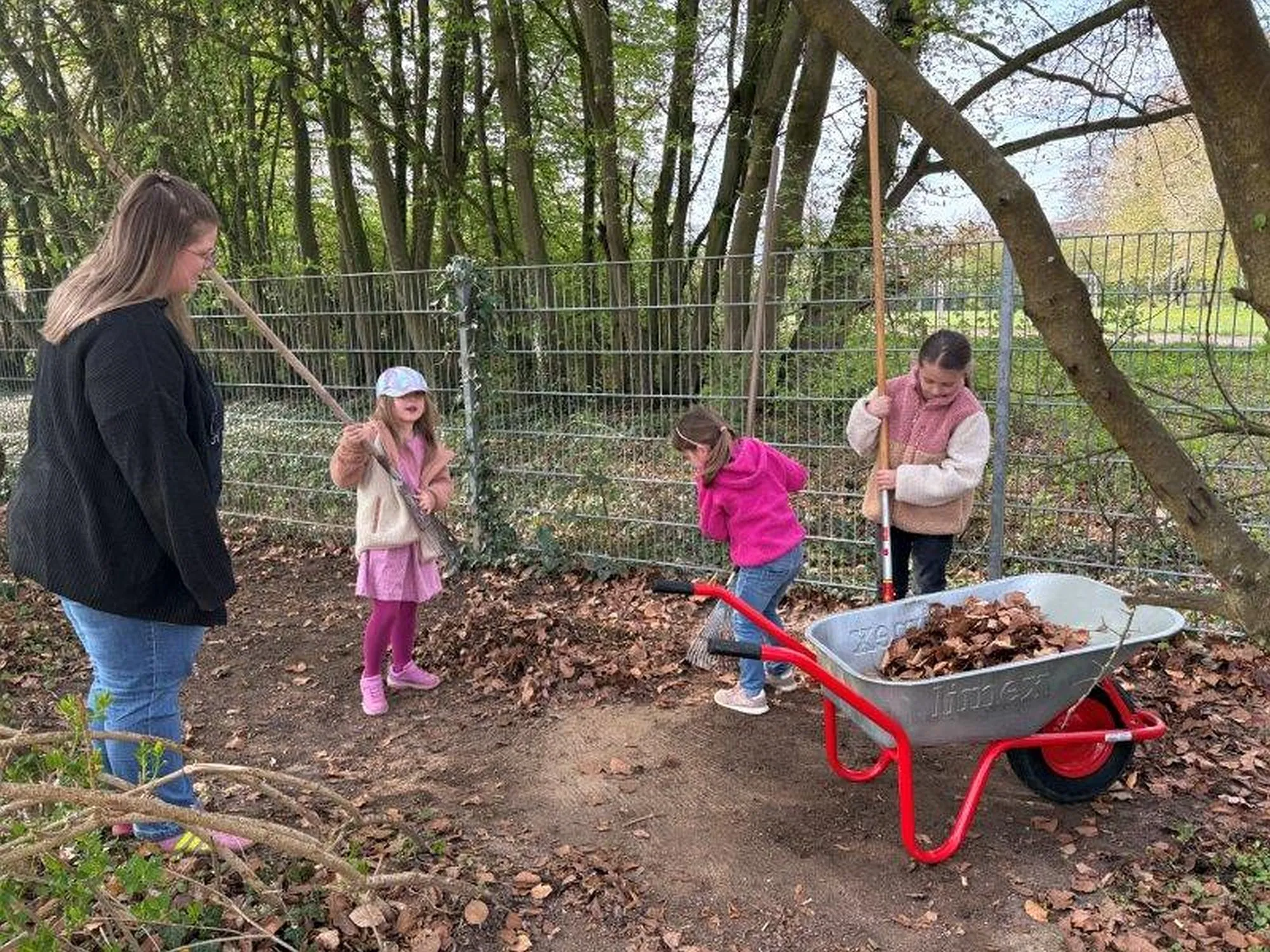 Eltern-Kind-Aktion „Frühjahrsputz“ im KiFaZ-Garten