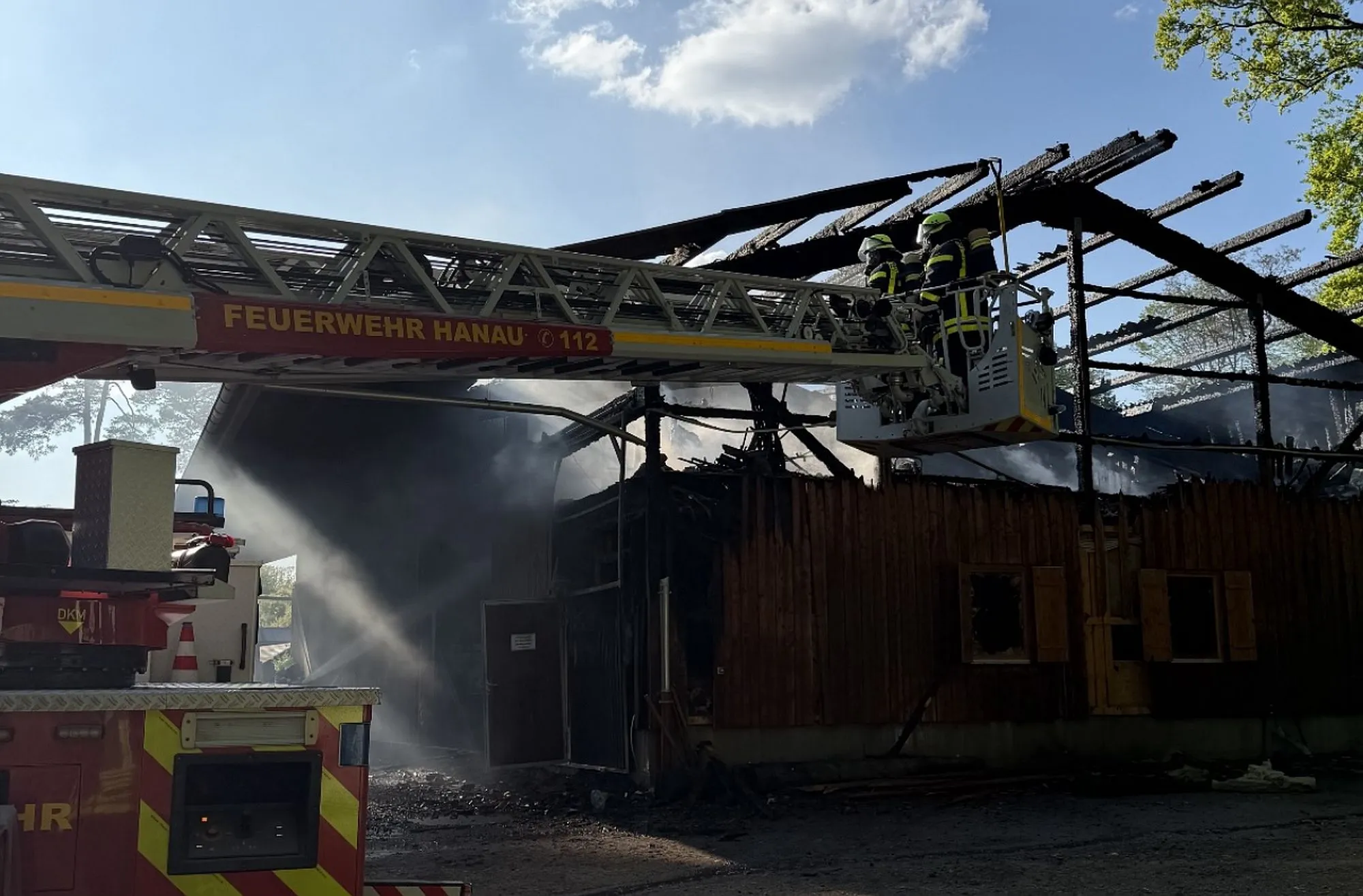 Hanau: Verletzte bei Brand von Maschinenhalle im Wildpark "Alte Fasanerie"