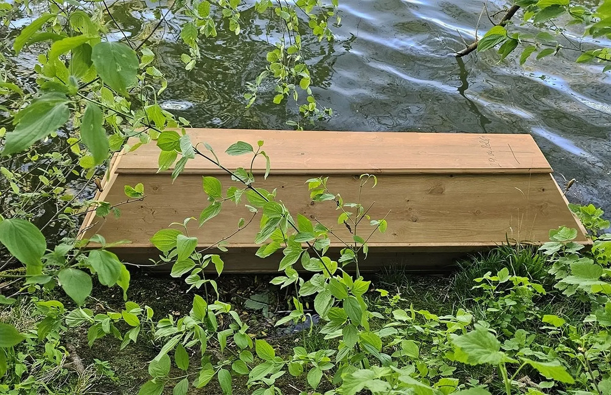 Polizei löst Rätsel um schwimmenden Sarg im Main