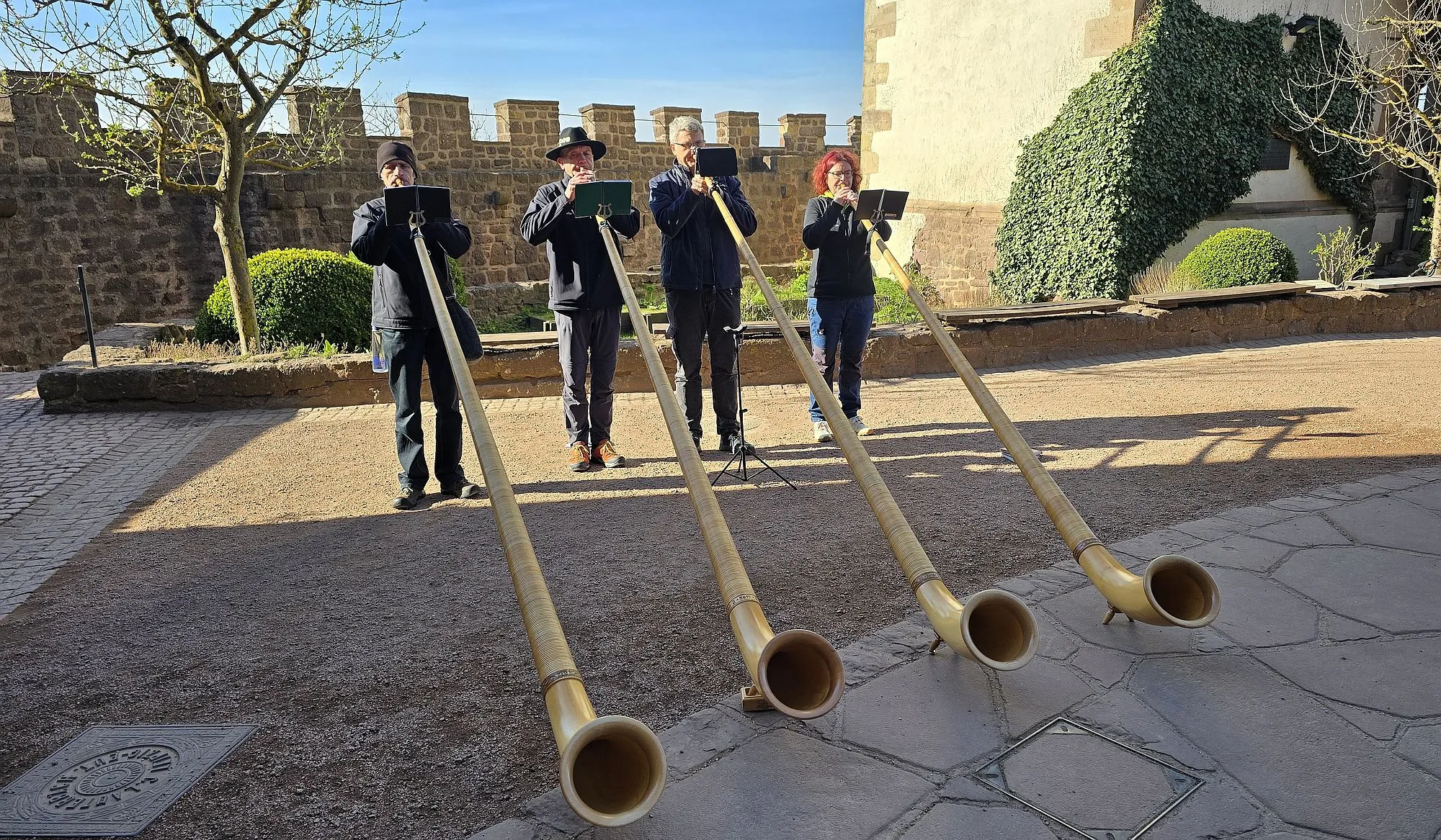Freigerichter Alphornisten mit warmen Klängen auf der Wartburg